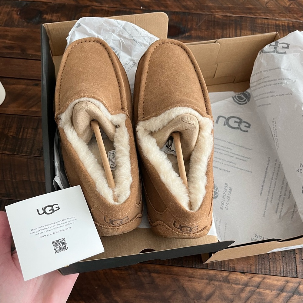Men’s Ugg Suede Slippers Size 10 never been worn